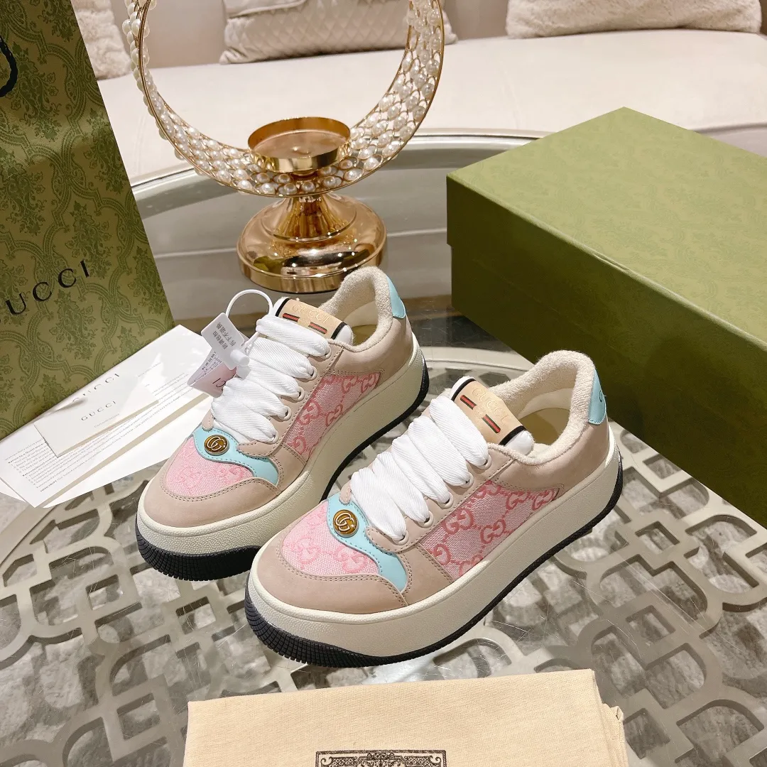 👟👟Ex-factory price 520👟👟Gucci’s latest chubby thick-soled dirty shoes~~couple casual shoes, 6cm height increasing shoes~~ 🔥Best, short boy, really good-looking♥️ The upper is made of polished cowhide stitched with classic double G fabric. The terry cloth is delicate and sweat-absorbent and breathable. The foot pad is integrated with latex injection molding. Private mold 6cm thick T👟👟Ex-factory price U two-color bottom Size: 35-40 Male 39-45/full size (45 custom-made, non-refundable) Comes with a full set of packaging